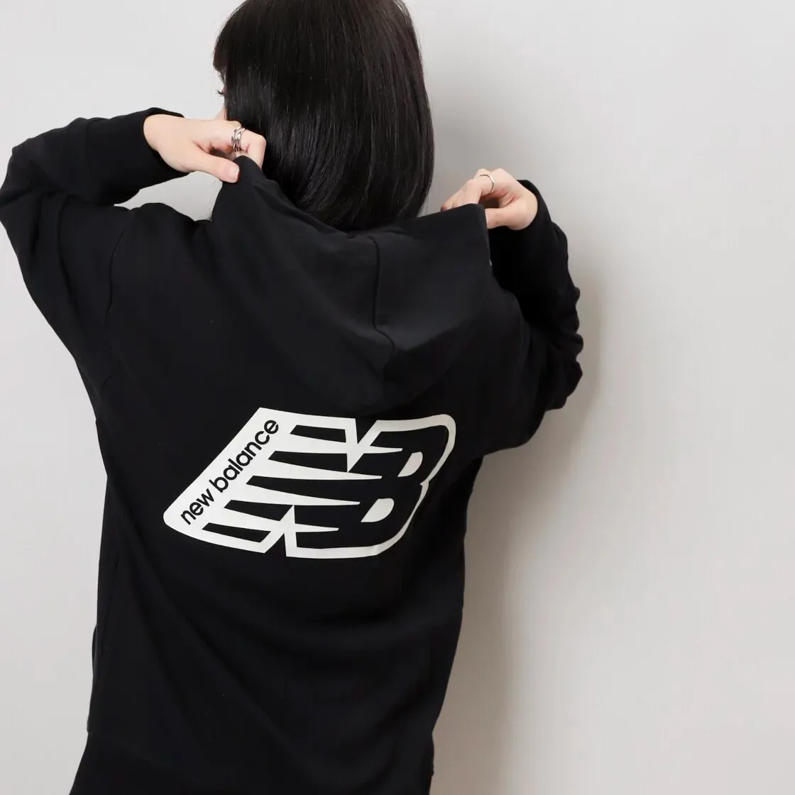 New Balance Essential Fleece Logo Hoodie [AMT23511]